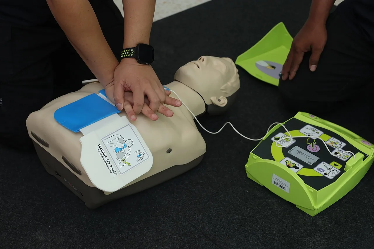 Equipamento atua enviando choque elétrico ao coração em casos de paragem cardiorrespiratória ou arritmias fatais.