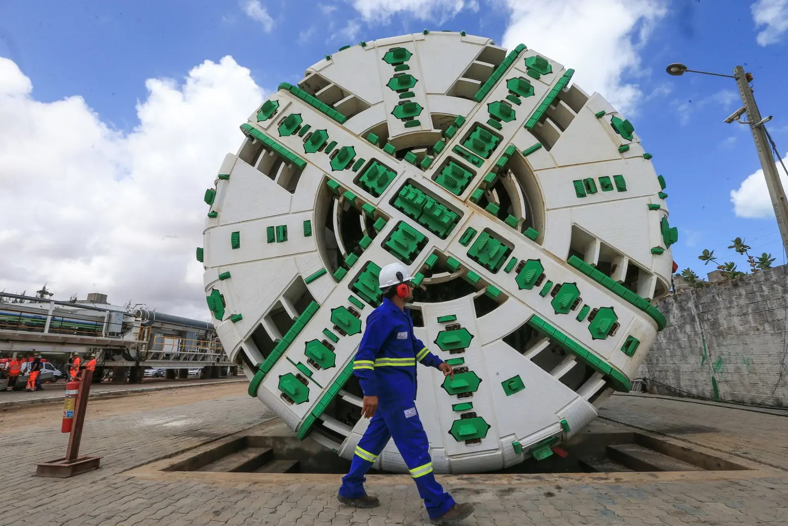 Foto que contém 'tatuzão' (tuneladora) da Linha Leste do Metrô de Fortaleza.