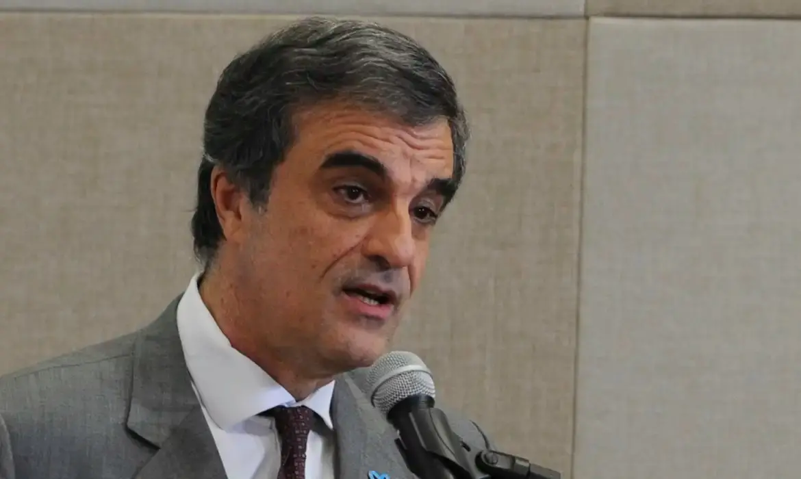 Ex-ministor falando ao microfone.