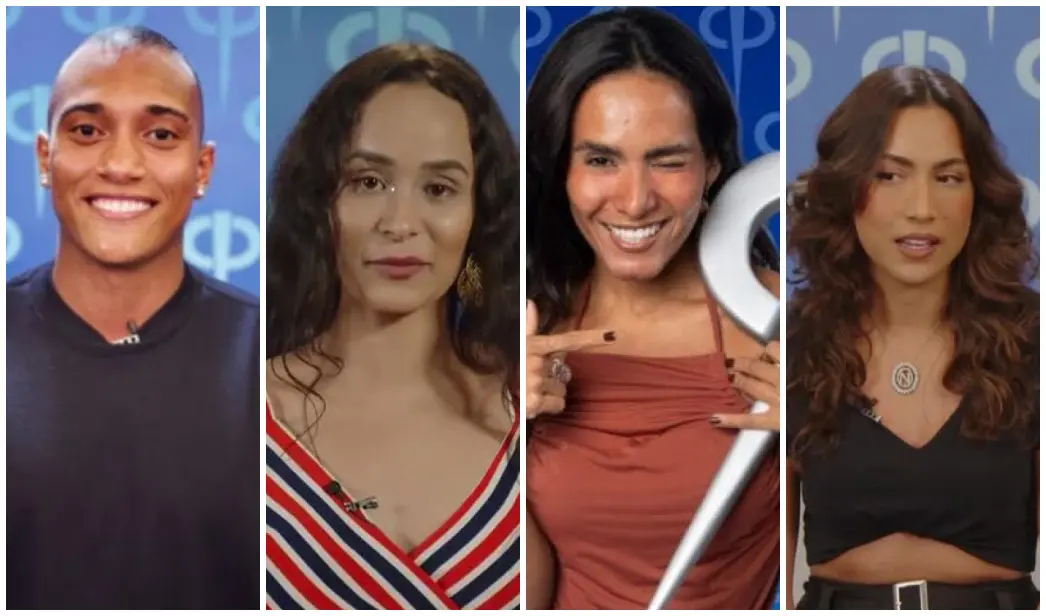 Montagem com quatro pessoas enquadradas do busto para cima, lado a lado, em estúdio com fundo azul. Cada uma usa roupa diferente: camiseta preta; vestido com listras em V; top sem mangas com um braço levantado segurando um objeto circular; e top preto com cinto visível.