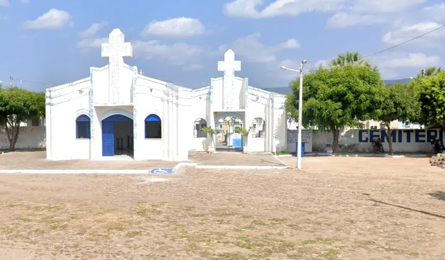 foto do cemitério de Ipueiras, no interior do Ceará. O local possui muros brancos e uma capela ao lado cemitério.