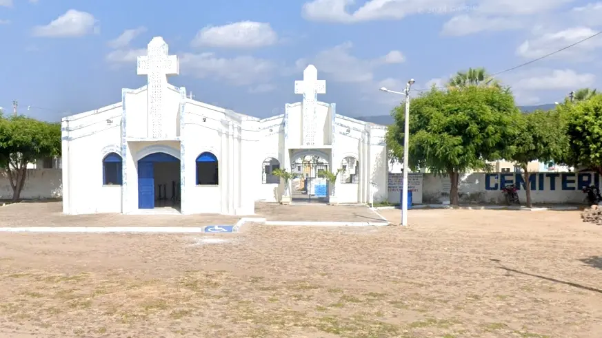 foto do cemitério de Ipueiras, no interior do Ceará. O local possui muros brancos e uma capela ao lado cemitério.