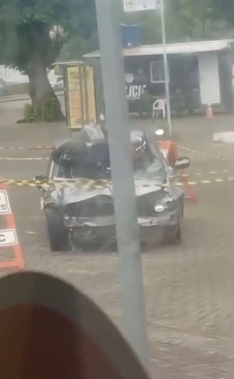 Vídeo gravado de dentro de ônibus mostra carro e moto danificados.