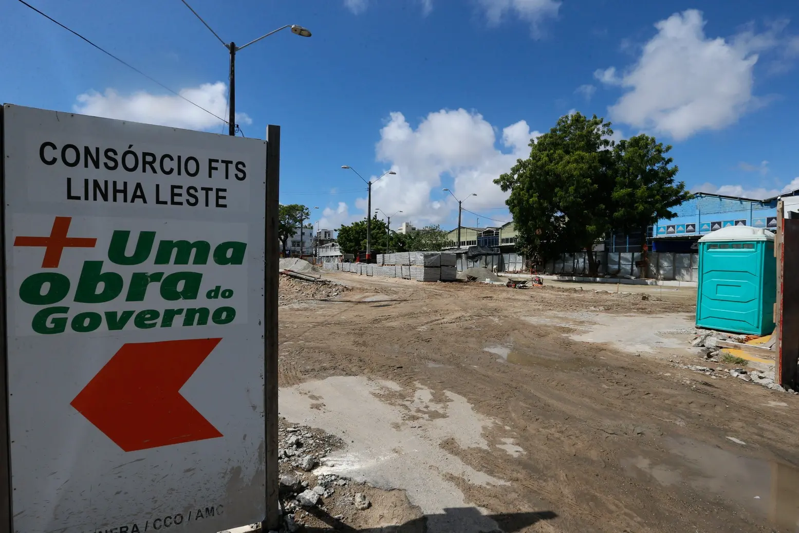 Foto que contém canteiro de obras da Linha Leste do Metrofor.