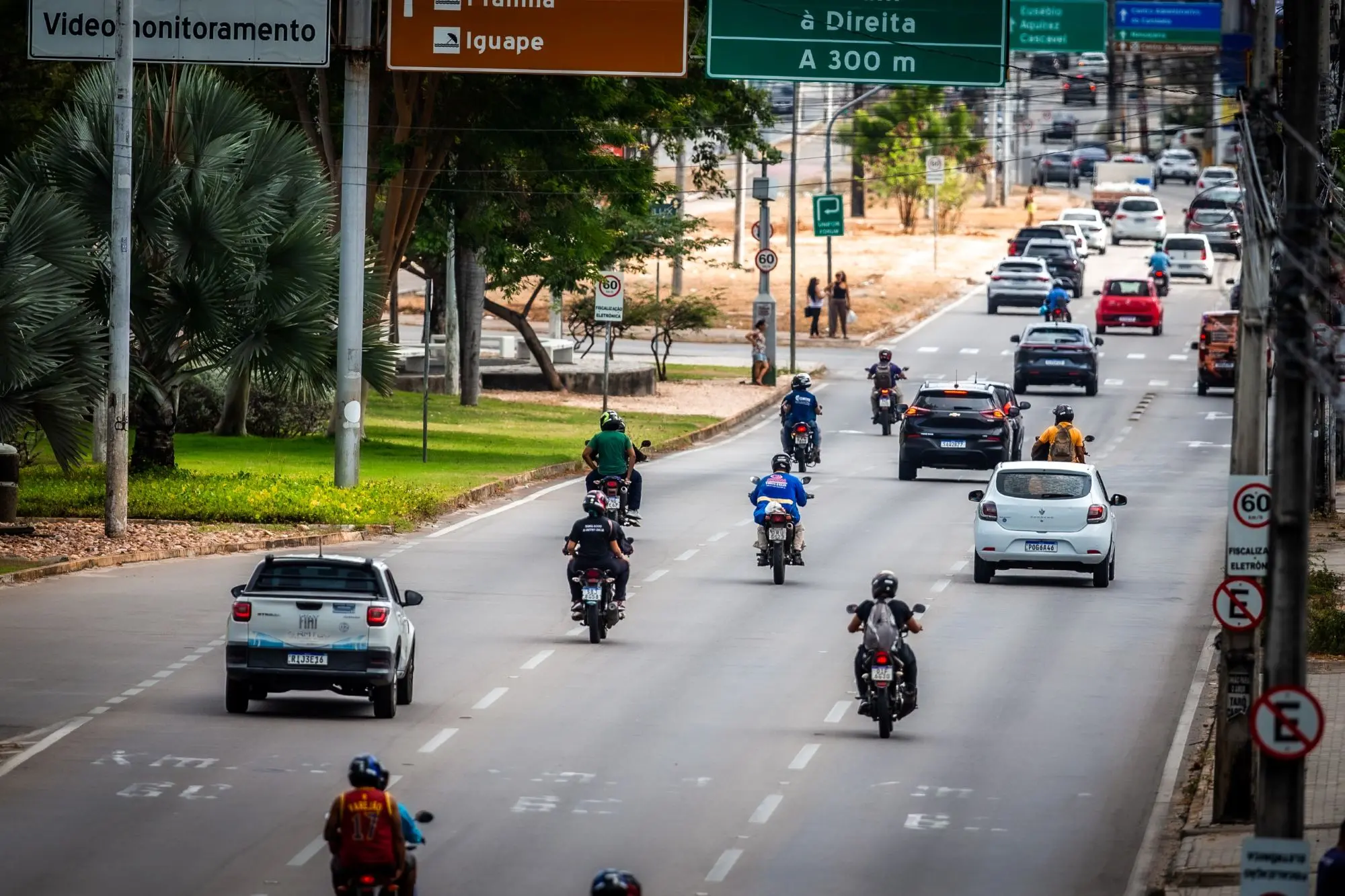 Carros no trânsito de uma cidade.
