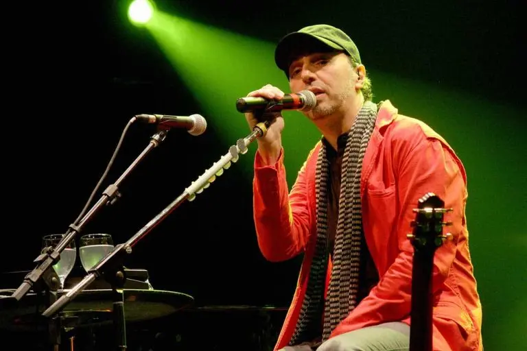 Artista traz show com releituras próprias e homenagens.