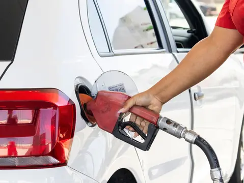 Imagem da notícia: Governo anuncia subsídio de até R$ 0,89 por litro para estancar preço da gasolina