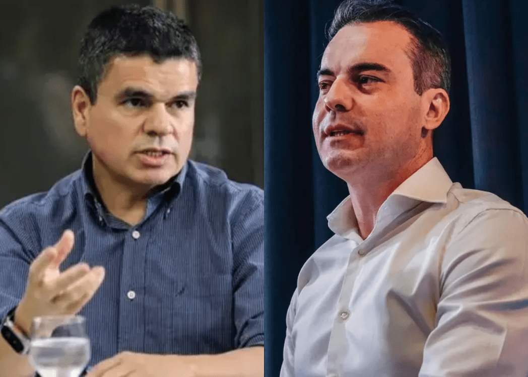 Montagem com fotos lado a lado de dois homens em ambiente interno. À esquerda, um homem de cabelo curto escuro usa camisa azul de mangas compridas e faz gesto com a mão enquanto fala, sentado à mesa com um copo de água à frente. À direita, outro homem de cabelo curto escuro usa camisa social branca e aparece de perfil, olhando para frente durante uma fala em evento. O fundo das duas imagens é desfocado e em tons escuros.