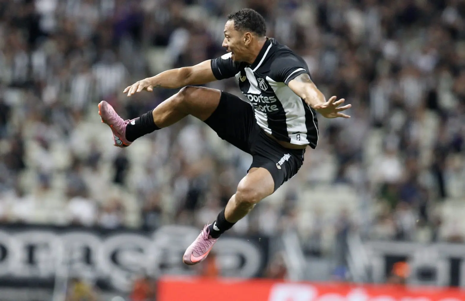 Imagem da notícia: AO VIVO: Ceará abre o placar contra o Atlético-MG em partida decisiva pela Copa do Brasil; acompanhe