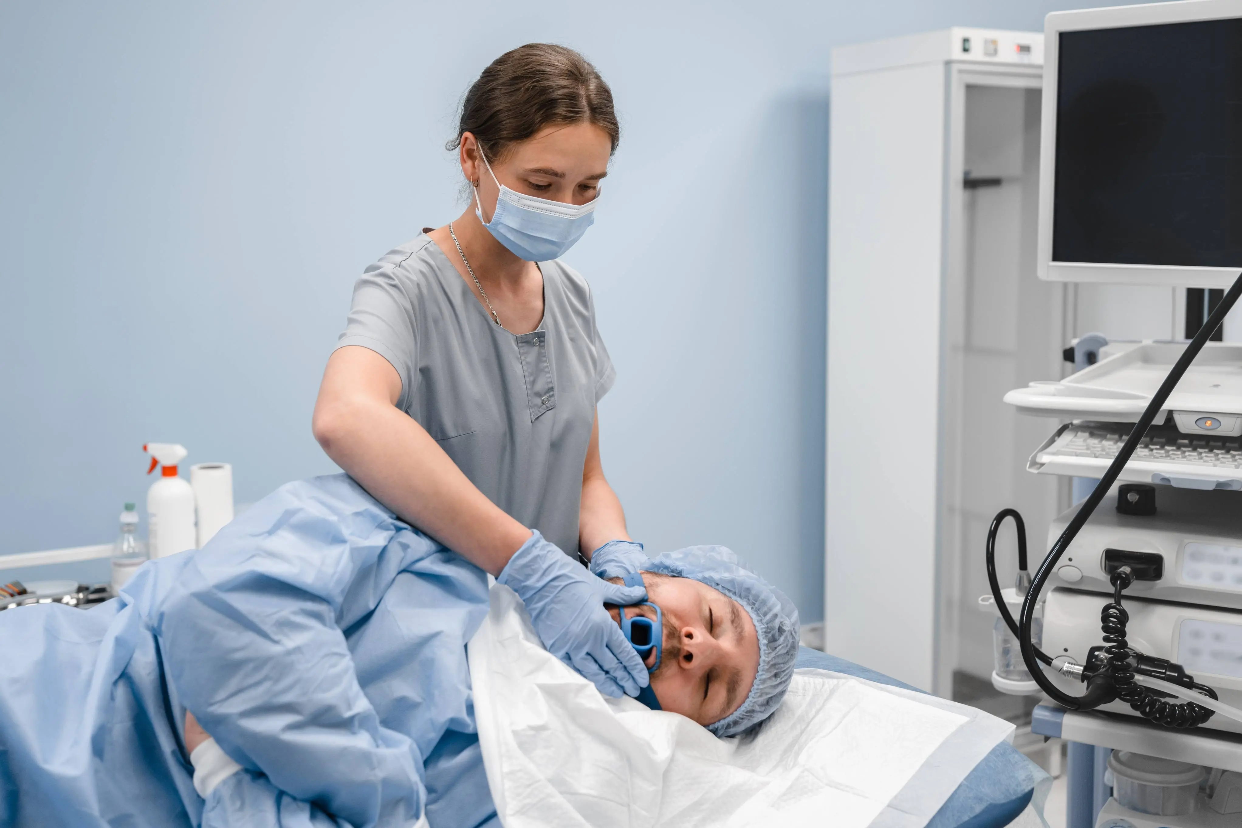 Imagem de uma médica atendendo um paciente para ilustrar matéria sobre câncer de esôfago.