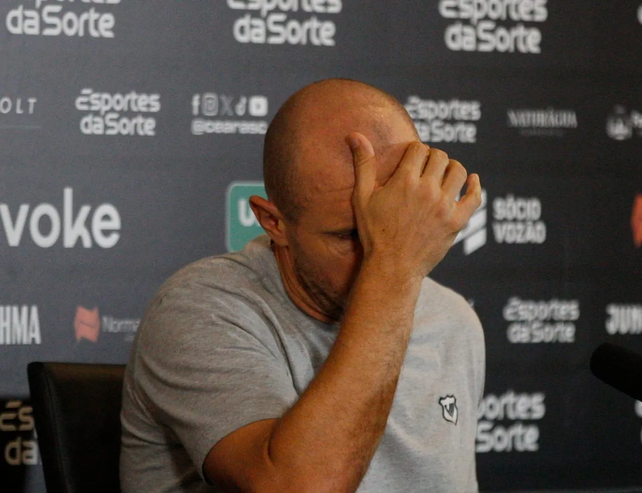 O técnico do Ceará em coletiva no Castelão após eliminação