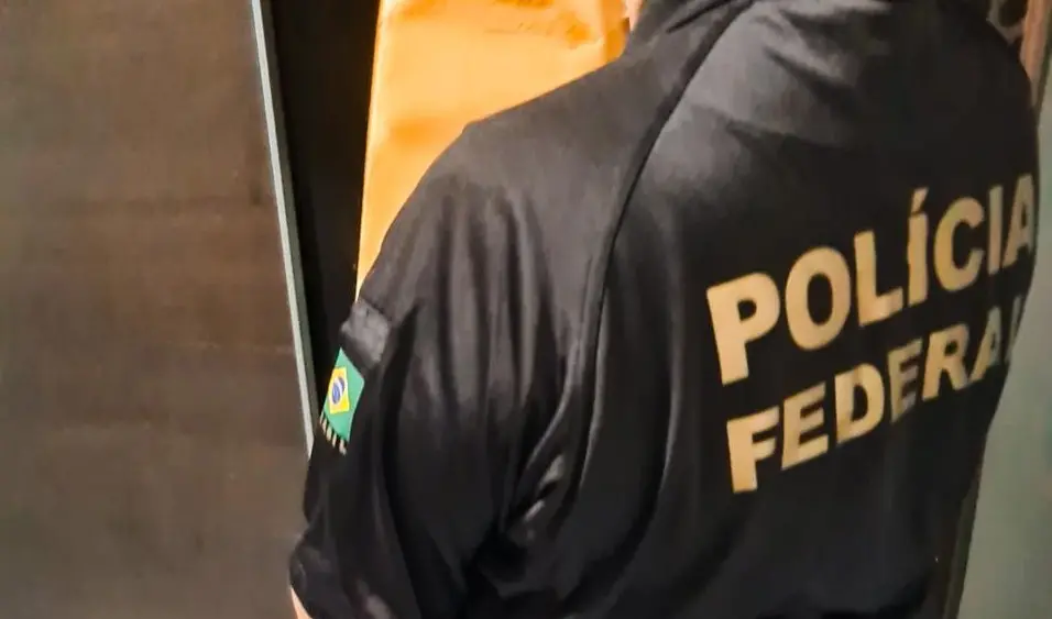 Policiais federais durante mandado de busca.
