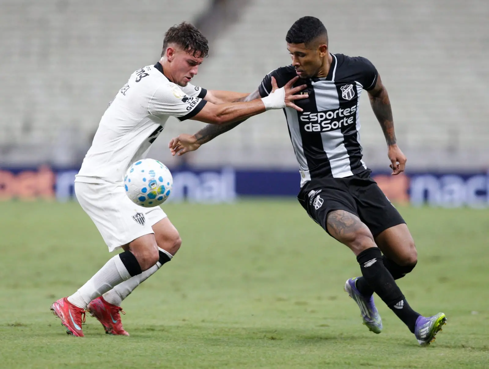 Atletas de Ceará e Atlético-MG disputam bola