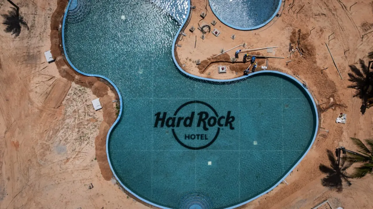 Foto aérea de uma piscina que tem a marca Hard Rock Hotel.