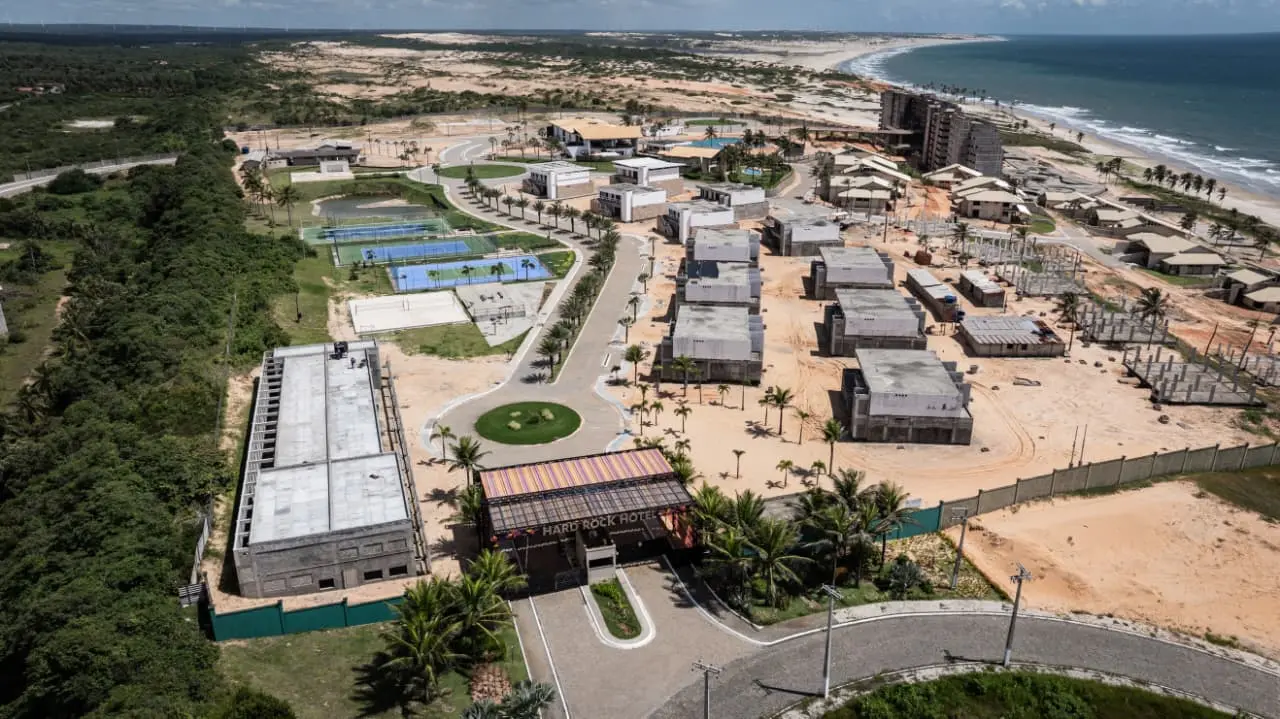Vista aérea de todo o complexo que seria o Hard Rock Hotel Fortaleza, na praia de Lagoinha, município de Paraipaba. Ao todo, são dezenas de chalés, piscinas e uma grande estrutura de hotel.