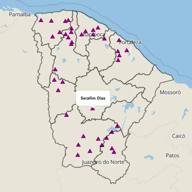 Mapa do estado do Ceará com diversos triângulos roxos marcando reservatórios, com um balão de destaque apontando a localização central do açude Serafim Dias.