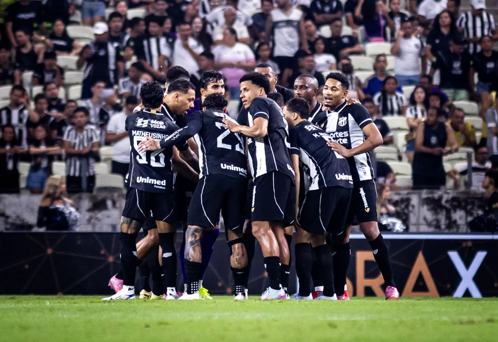 Elenco do Ceará reunido em campo