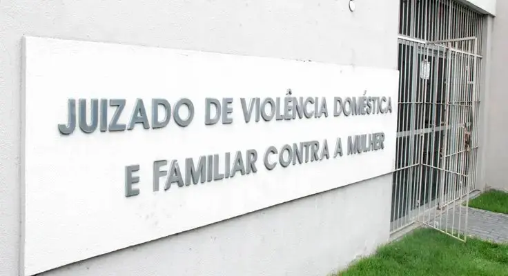 A imagem mostra a fachada externa do prédio do Juizado de violência doméstica e familiar contra a mulher.