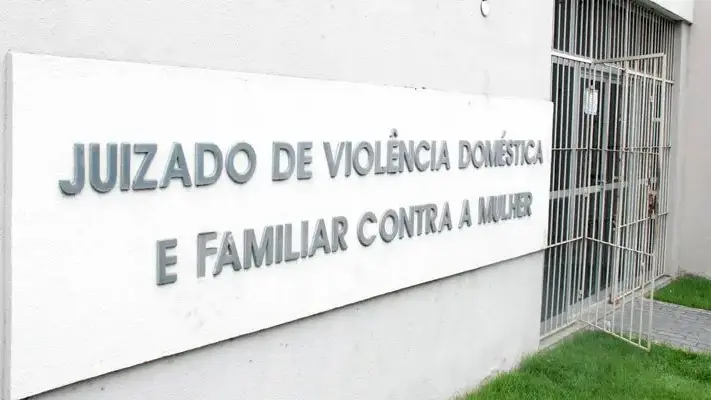 A imagem mostra a fachada externa do prédio do Juizado de violência doméstica e familiar contra a mulher.