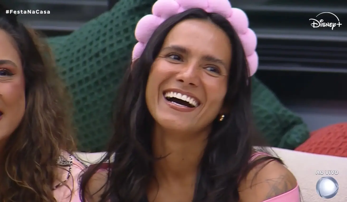 Morena é uma mulher jovem de pele morena clara e cabelo preto longo e liso. Na foto, ela usa uma tiara rosa e roupa da mesma cor.