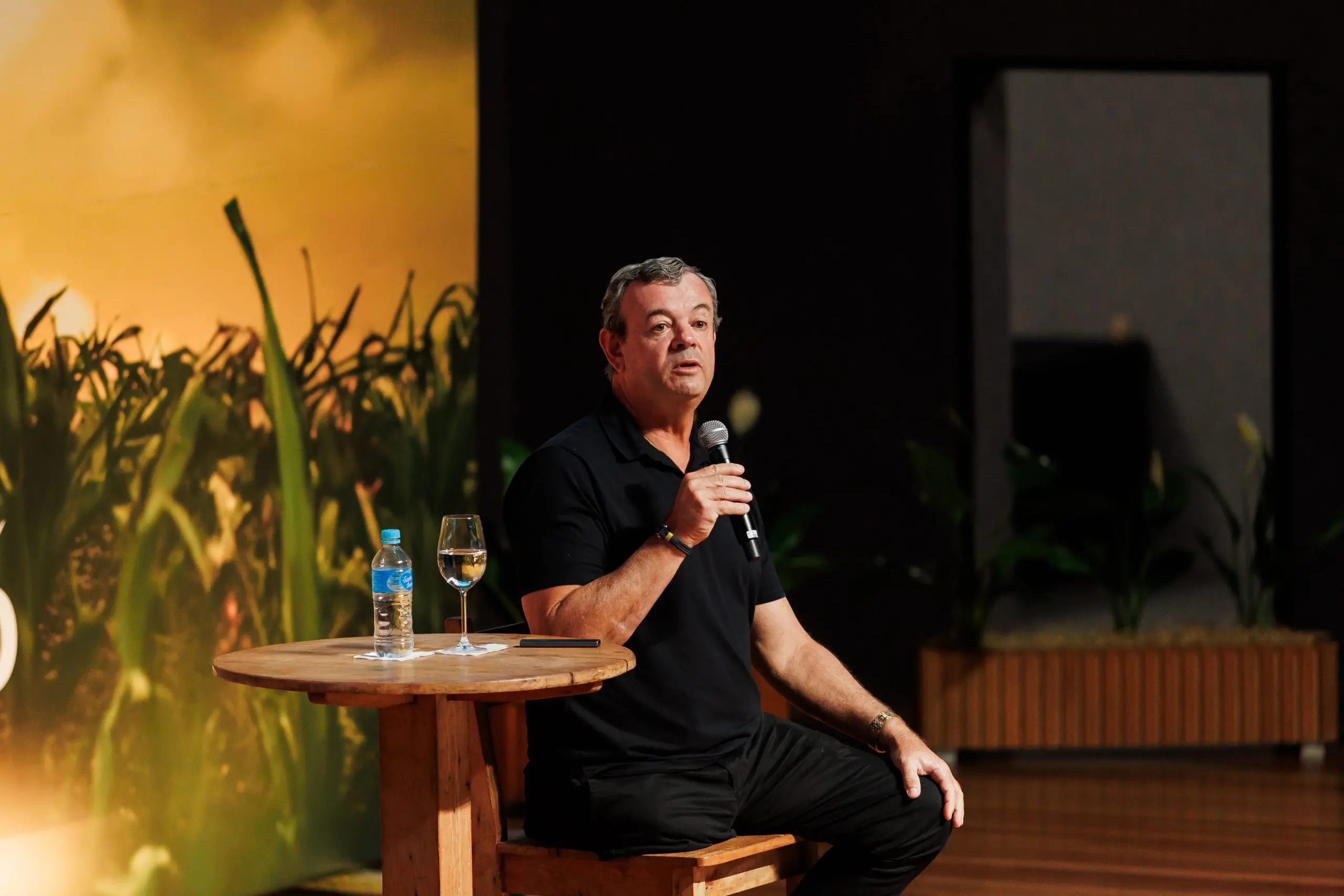 foto do medalhista olímpico Lars Grael apresentando palestra.