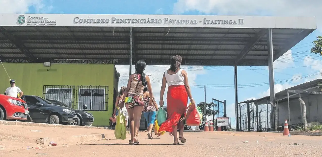 Foto de mulheres de costas indo visitar presos no Complexo Penitenciário Estadual de Itaitinga, na Grande Fortaleza.