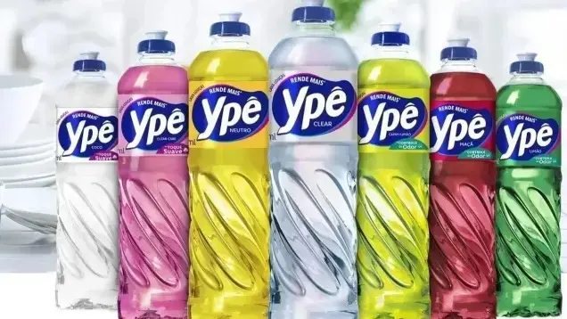 Detergentes da Ypê enfileirados.