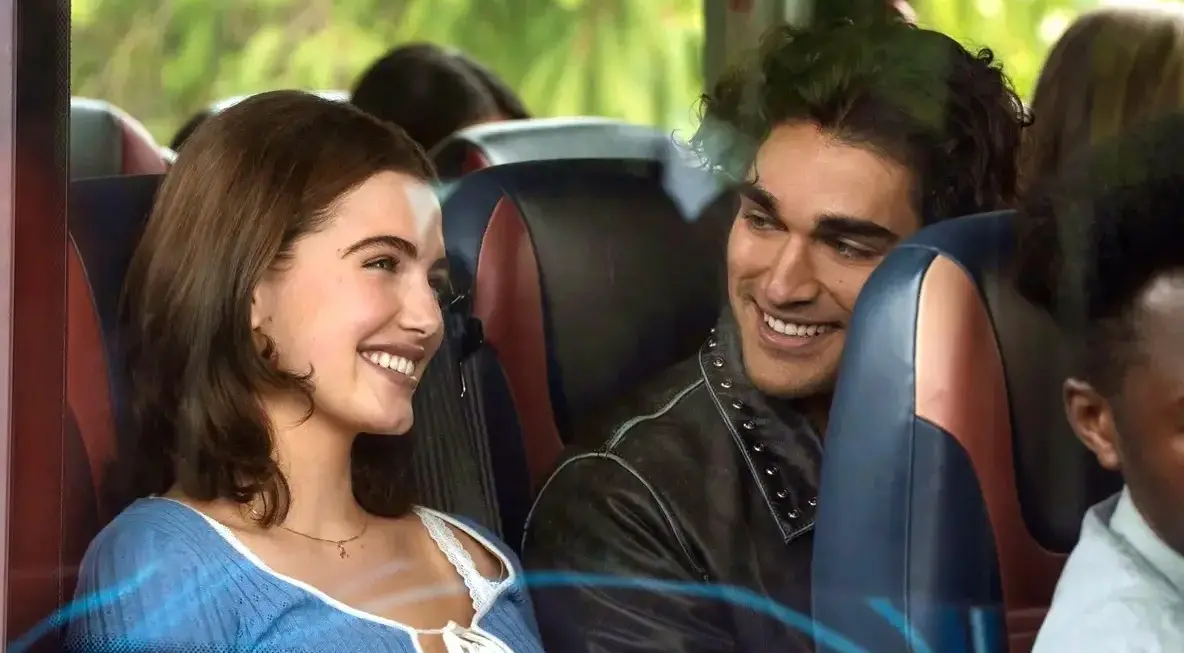 Imagem dos personagens Justin e Hannah, de Off Campus: Amores Improváveis.