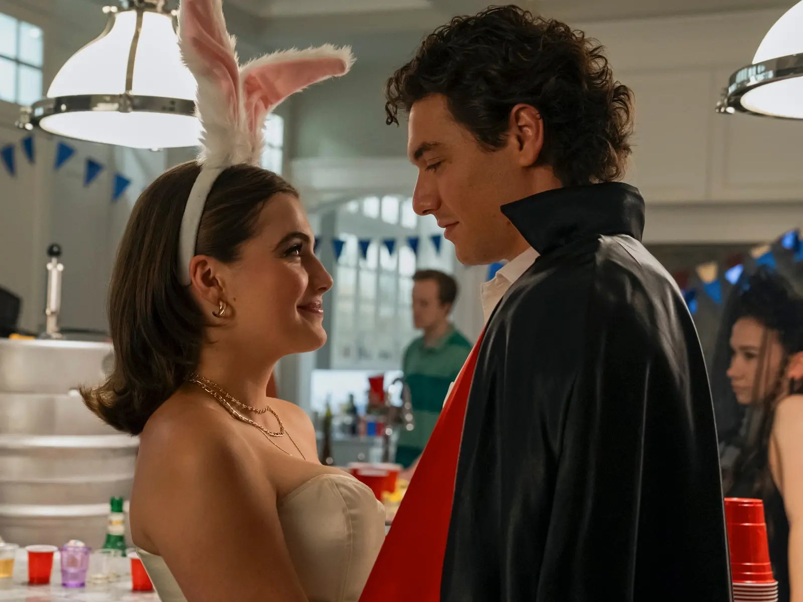 Imagem dos personagens Hannah e Garrett, de Off Campus: Amores Improváveis.