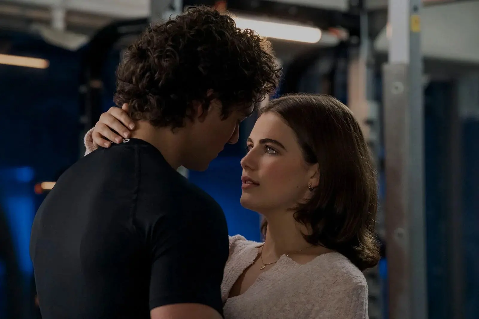 Imagem dos personagens Garrett e Hannah, de Off Campus: Amores Improváveis.