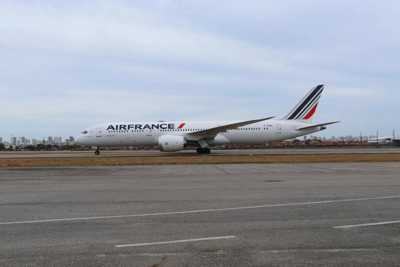 Avião da Air France parado.