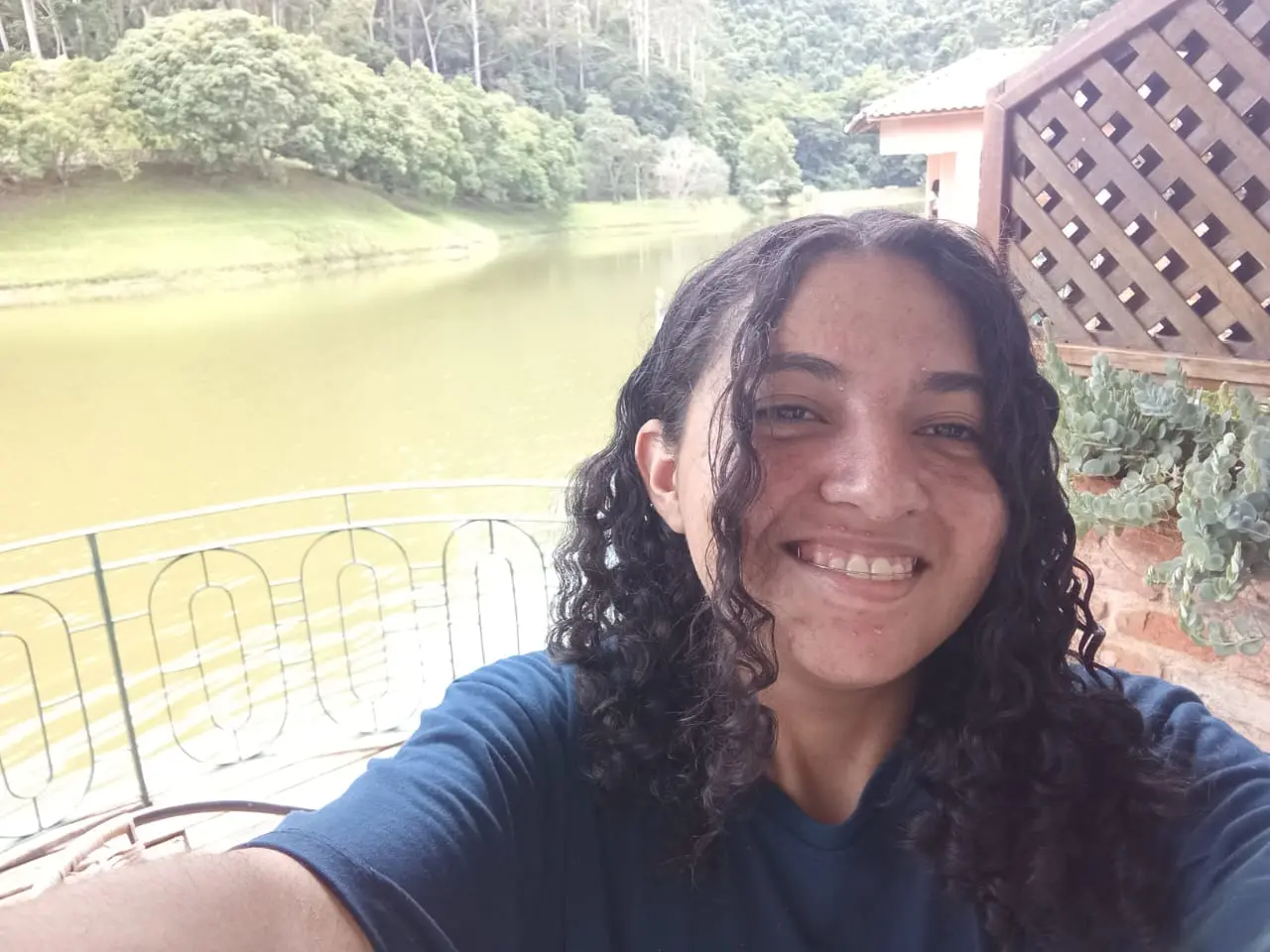 Imagem mostra selfie da estudante Biatriz Soares com paisagem de natureza ao fundo. Cearense que é a única mulher da delegação brasileira classificada para a Olimpíada Internacional de Astronomia e Astrofísica.