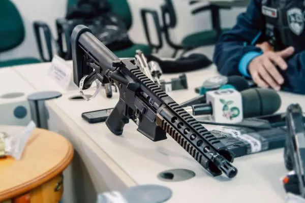 arma grosso calibre sspds pm ao fundo coletiva mesa.