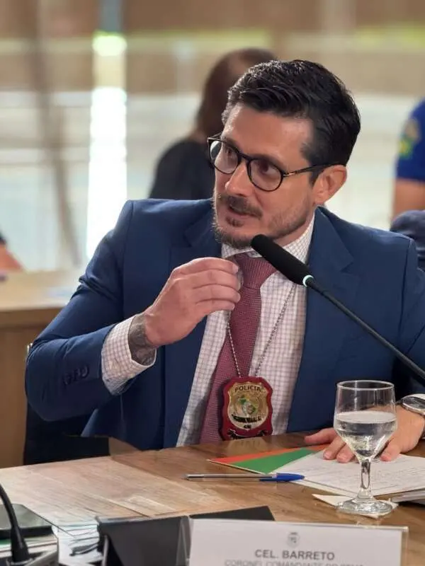 delegado-geral falando microfone marcio gutierrez terno.