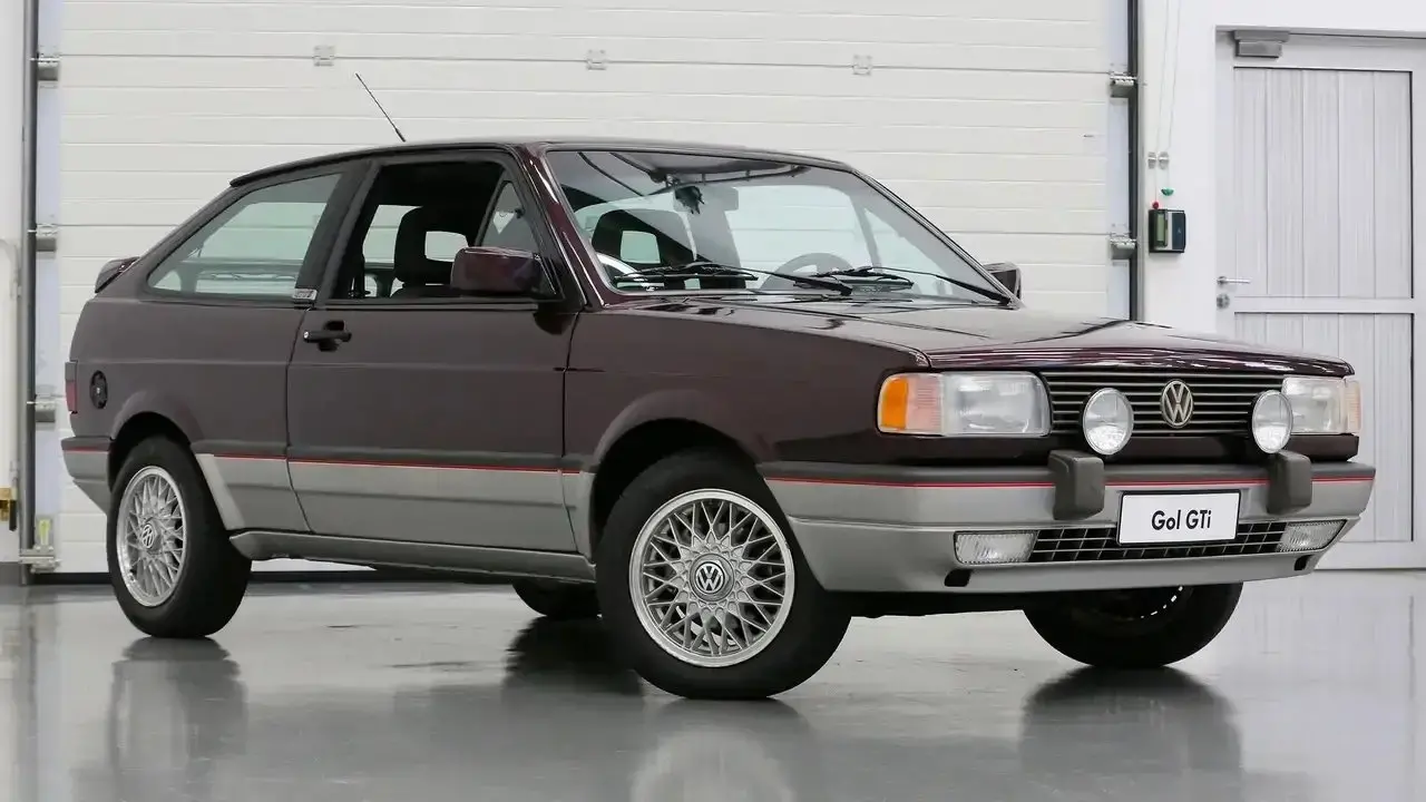 Foto de um carro Gol usado/seminovo em exibição.