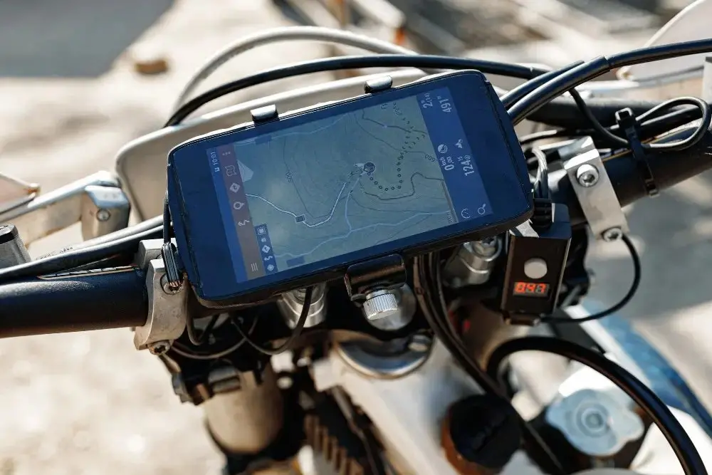 Foto do painel eletrônico de uma moto ao ar livre.