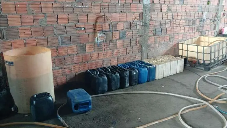 Imagem de combustíveis que foram apreendidos por agentes da Polícia Militar do Ceará.
