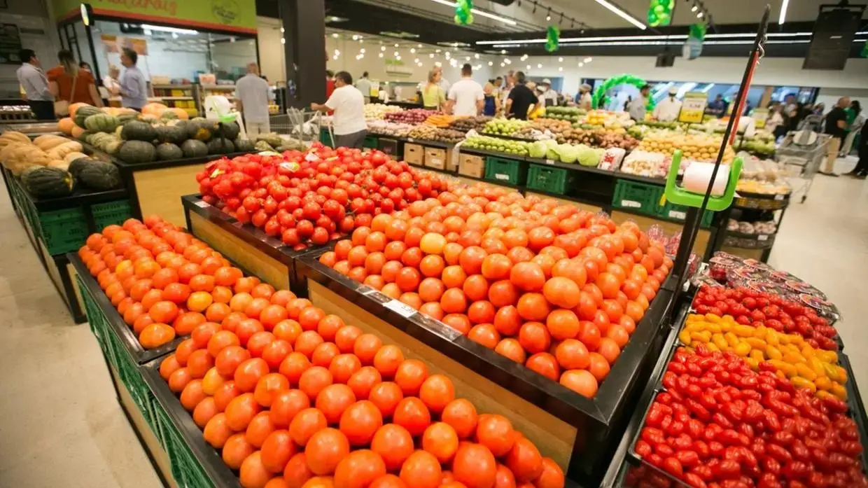 Imagem de consumidor comprando cenoura.