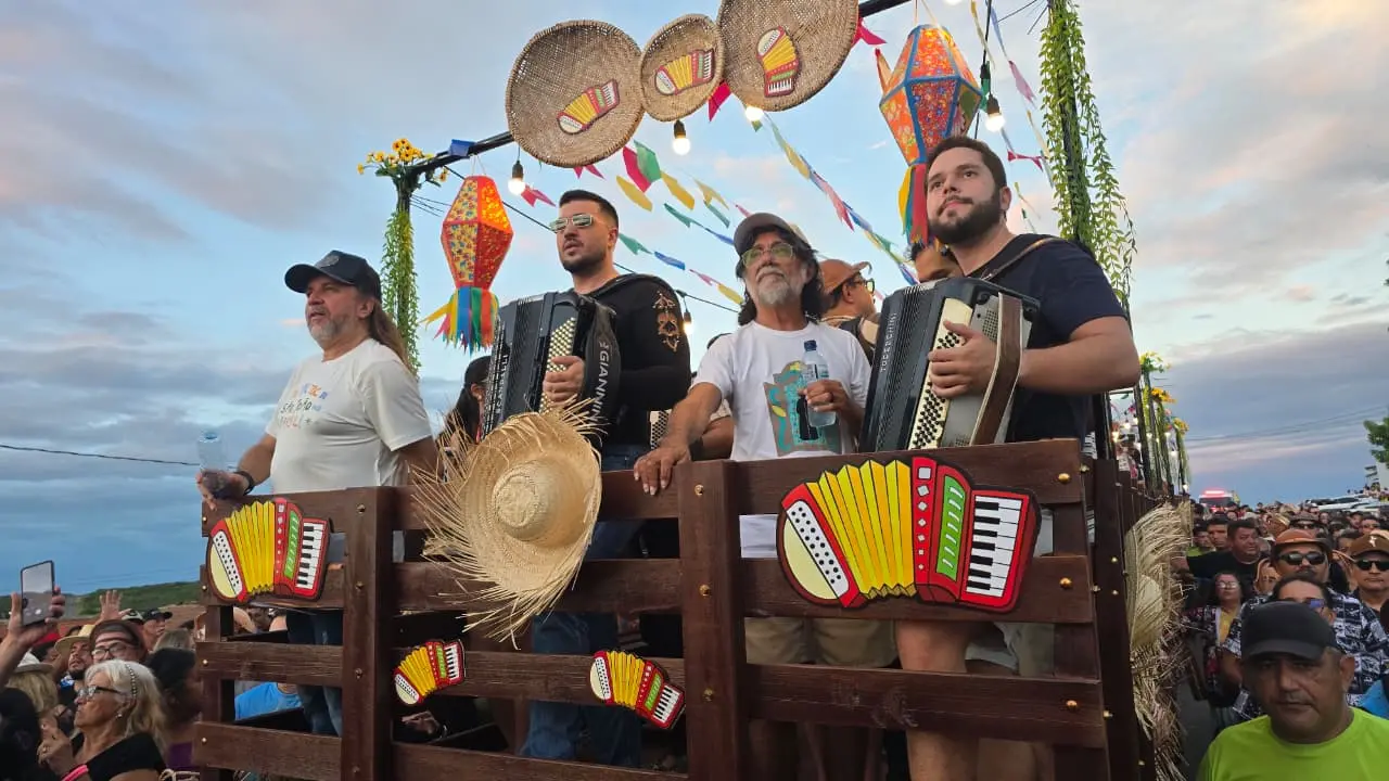 Dorgival Dantas ao lado de nomes como Gianini Alencar e o Luiz Fidelis.