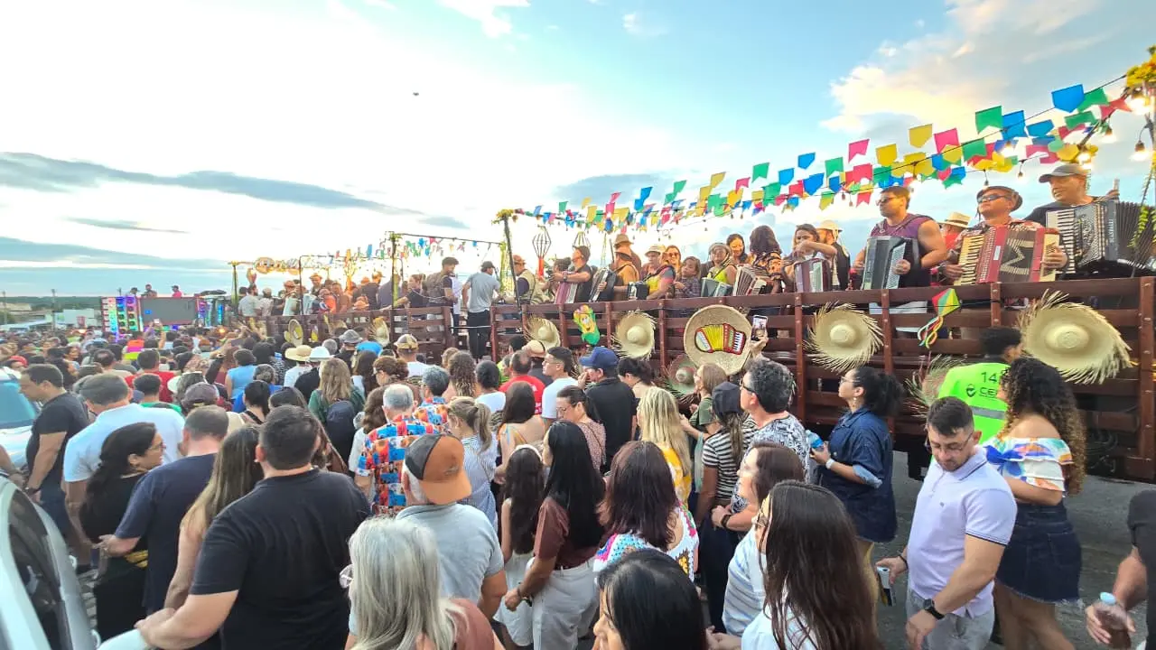 Público caminhou em procissão cultural pelas principais vias de Olho d’Água do Borges (RN).