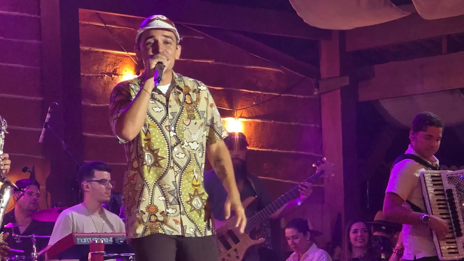 João Gomes chamou crianças para cantar no palco Ciço Dantas na Fazenda Tome Xote.