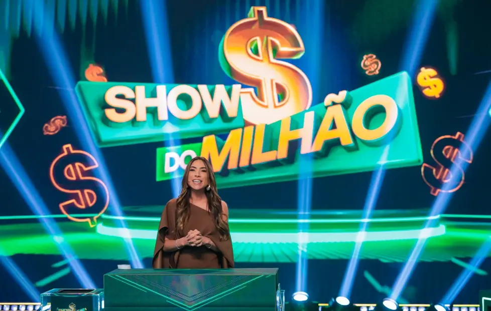 Foto de Patrícia Abravanel apresentando o Show do Milhão em estúdio.