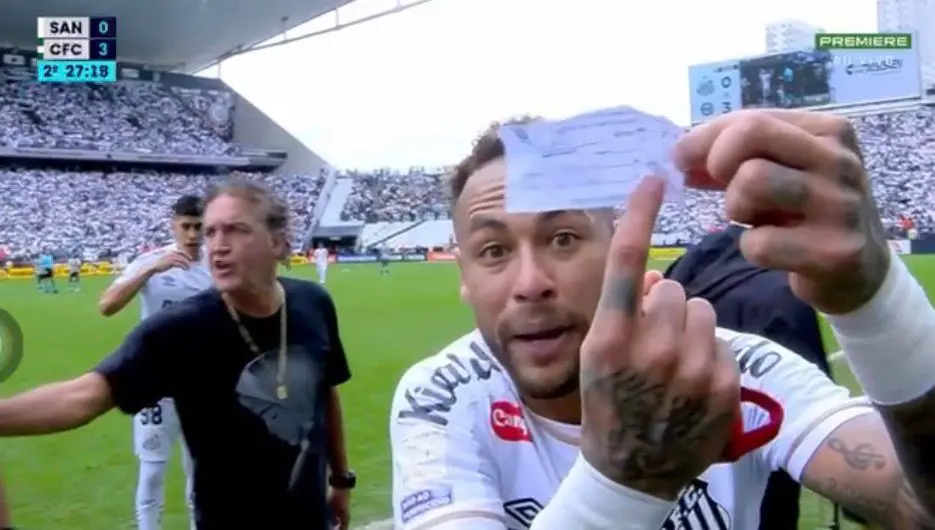 Print de transmissão de Neymar mostrando um papel da substituição