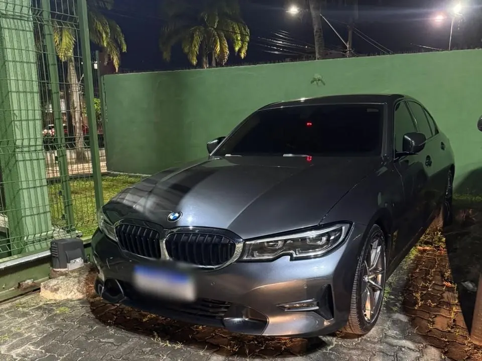 Carro de luxo apreendido pela Polícia Civil do Ceará em ação contra suspeito.