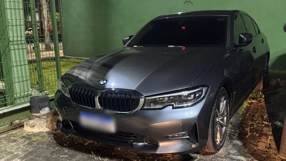Carro de luxo apreendido pela Polícia Civil do Ceará em ação contra suspeito.