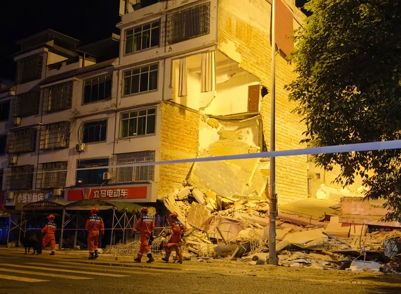 Prédio desabado após terremoto na China.