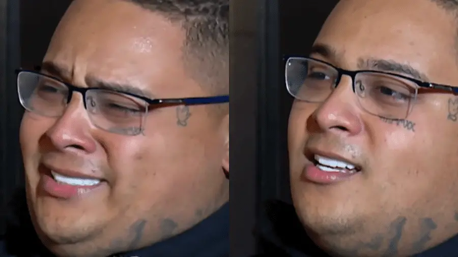 Close-up em dois ângulos de um homem com tatuagens e óculos escuros, sorrindo e falando, em fundo escuro com iluminação de estúdio.