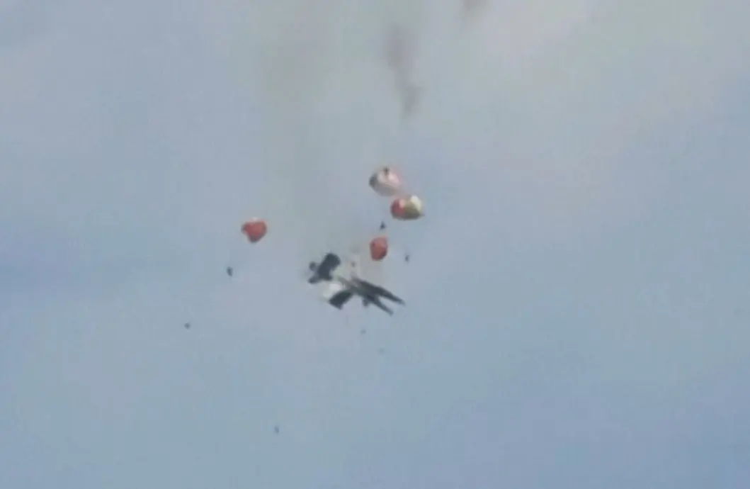 Imagem da notícia VÍDEO | Caças colidem no ar durante show aéreo nos EUA; evento é cancelado após grande explosão