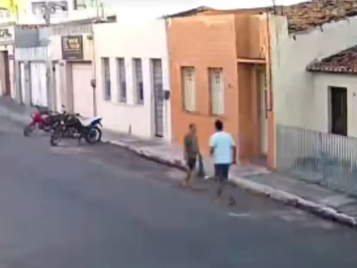 Imagem da notícia CENAS FORTES: Idosa morre após ser esfaqueada por desconhecido em rua no Ceará