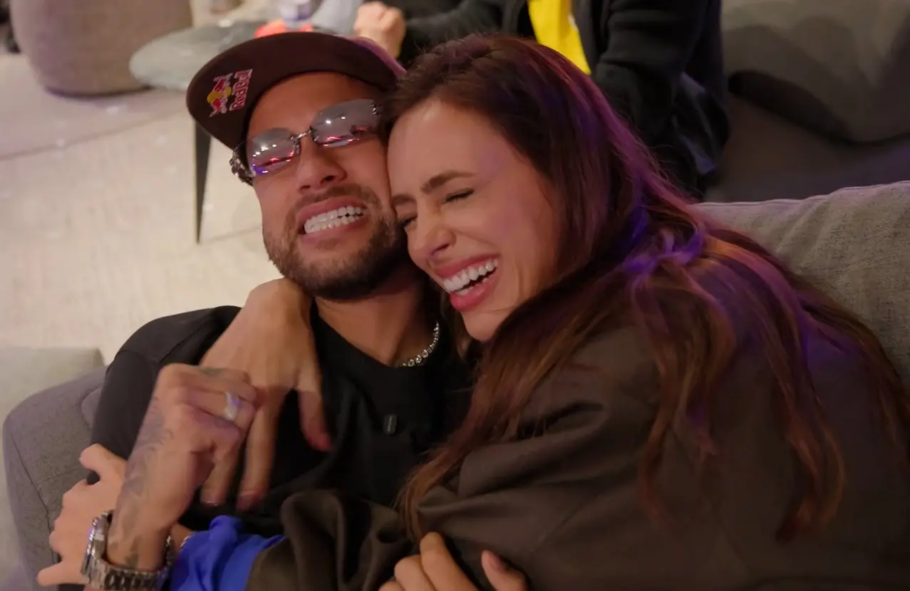 Neymar abraça a esposa Bia Biancardi após receber a notícia da convocação da Seleção Brasileira